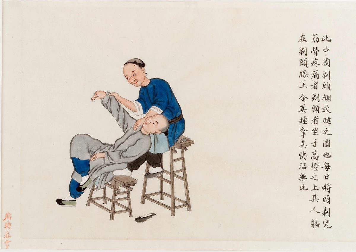 A Chinese medicine practitioner massages a patient's shoulder